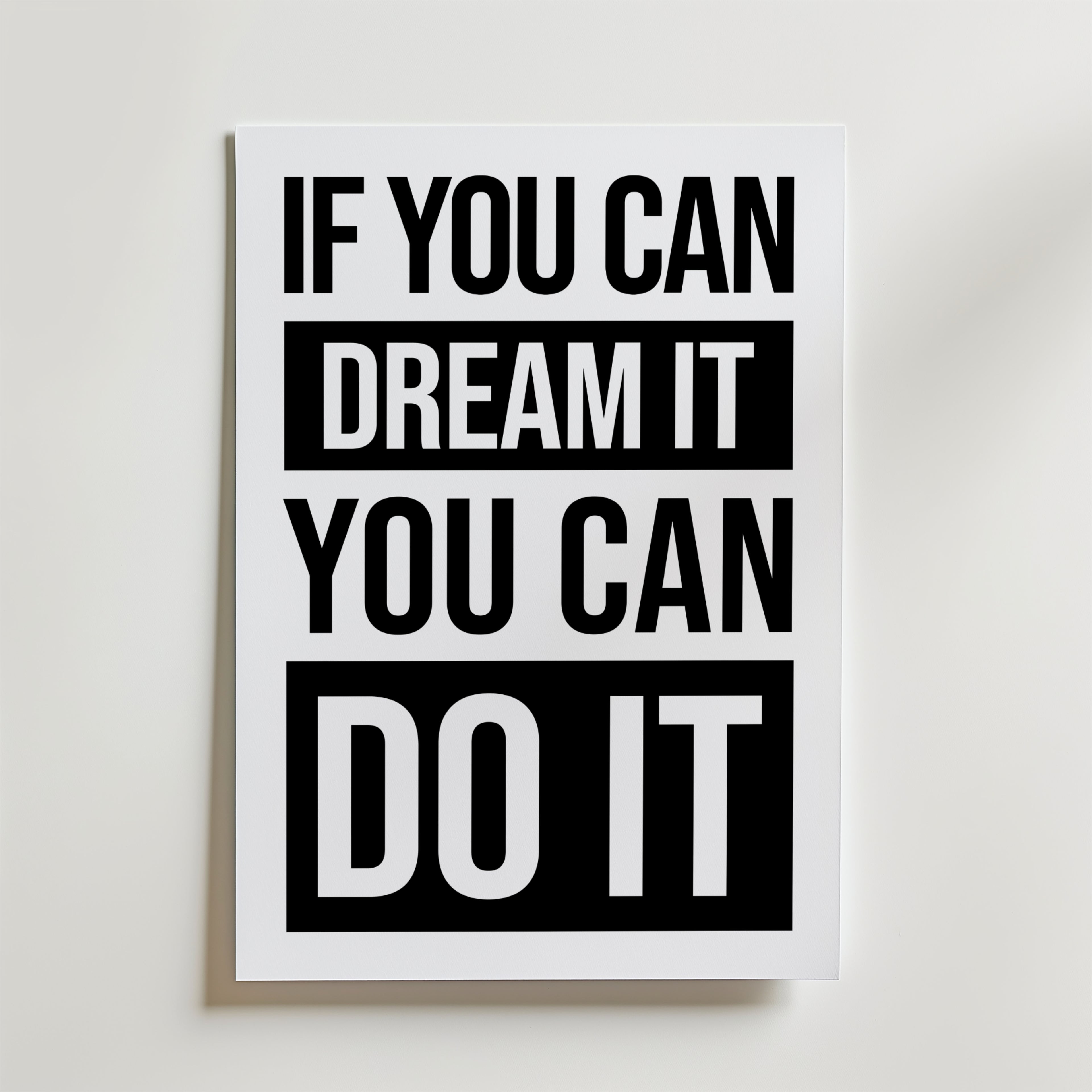 If You Can Dream It Poster – En djärv och inspirerande poster där kontrasten mellan svart och vitt ger maximal visuell
