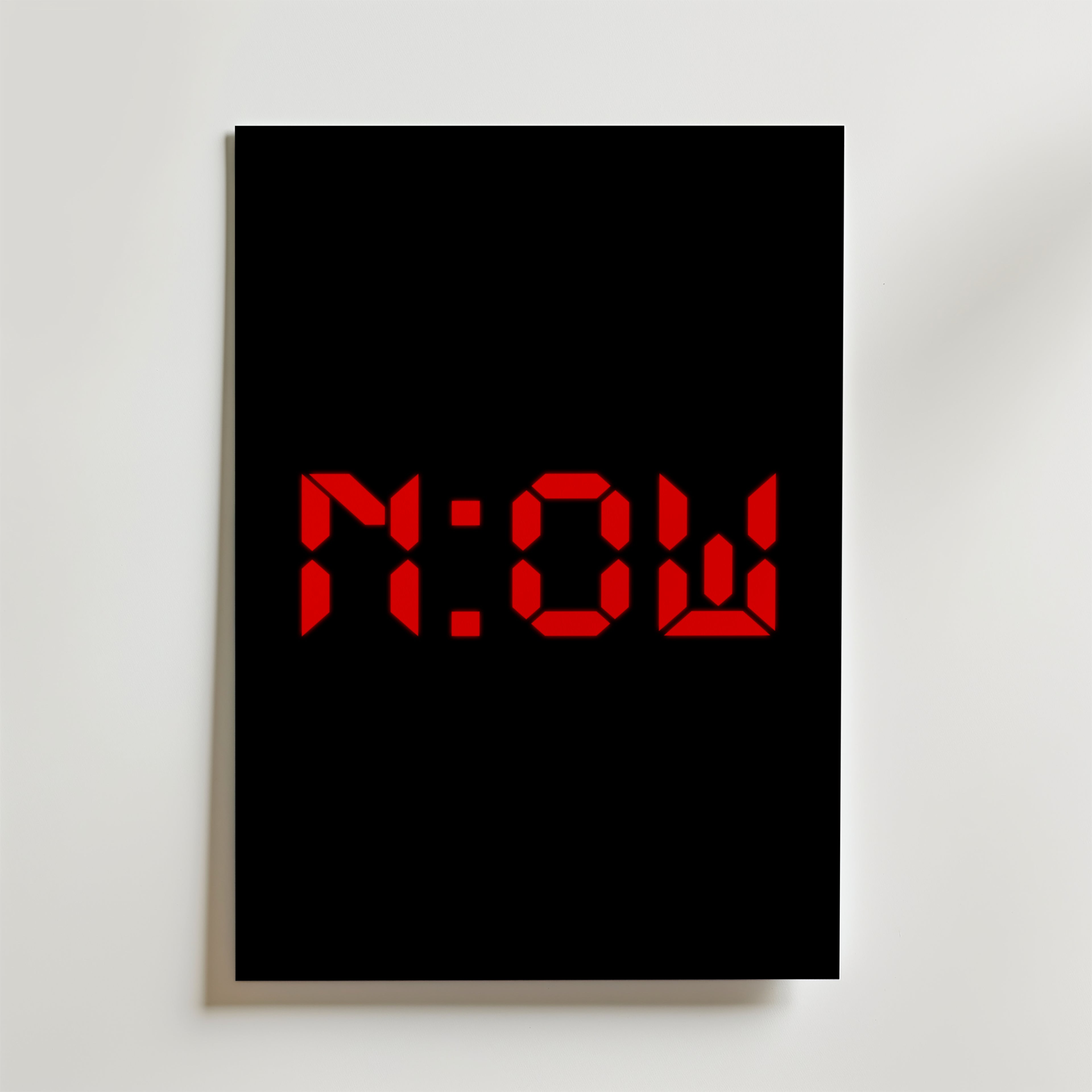 Now Poster – En stilren och kraftfull poster med digital klocktypografi i lysande rött mot svart
