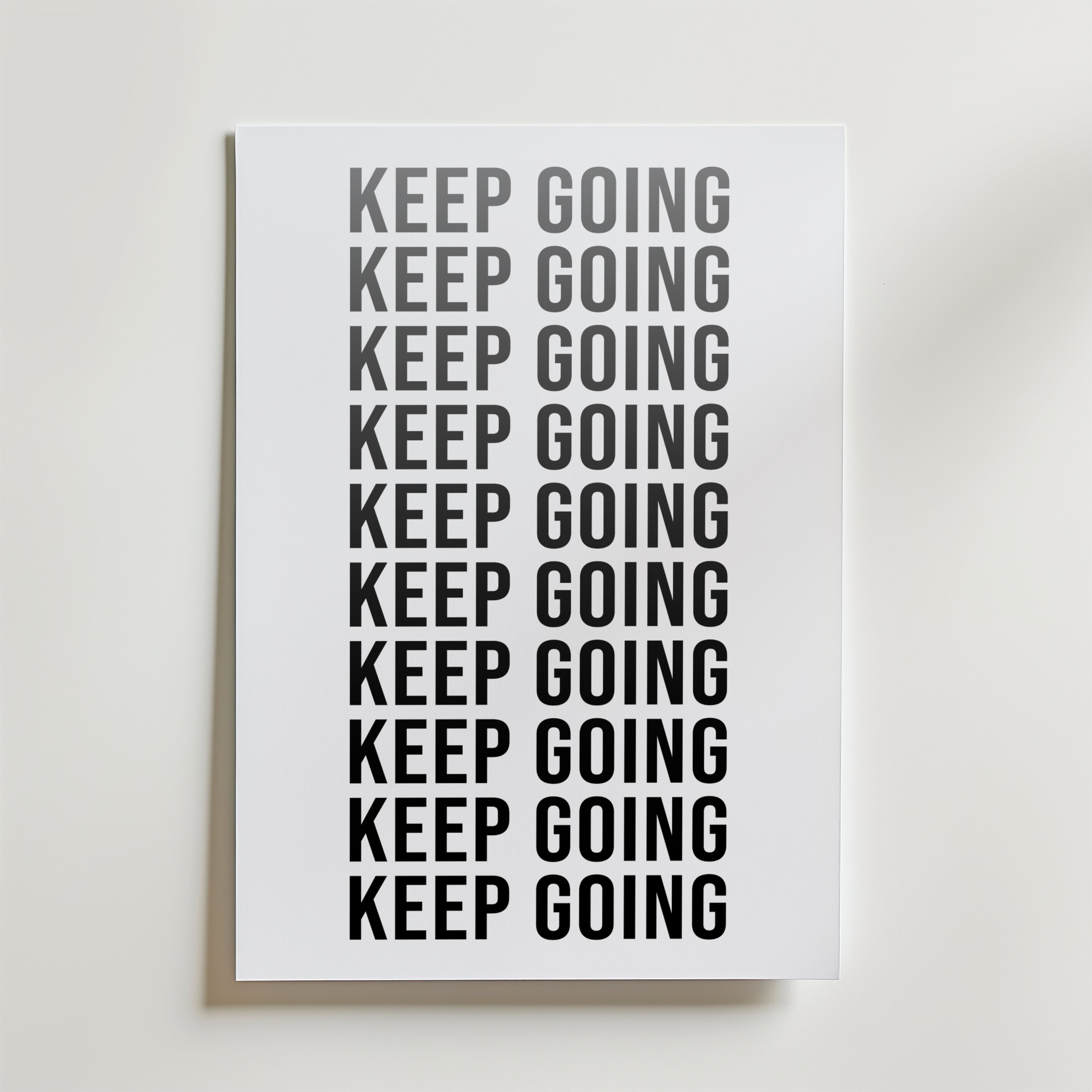 Keep Going Repetition Poster – En minimalistisk motivationsposter där budskapet upprepas visuellt för att spegla
