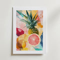 Bozetto Abstract Harvest No.2 Poster föreställer en levande ananas, halverad grapefrukt och frukter på en abstrakt pastellfärgad bakgrund, i en vit ram och tryckt på FSC-certifierat premiumpapper med lyxig matt yta.
