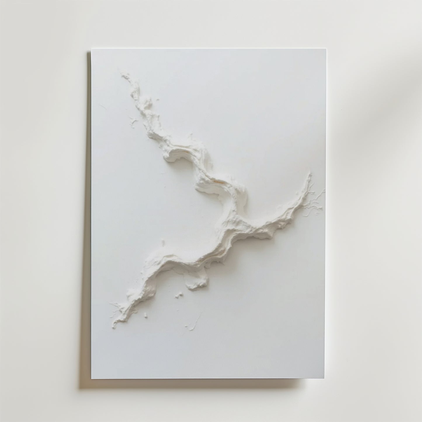 Abstract White Movement Poster by Bozetto har upphöjda, texturerade linjer som en slingrande flod över en vit rektangel, vilket kastar subtila skuggor på dess högkvalitativa finish och lyxigt matta yta.