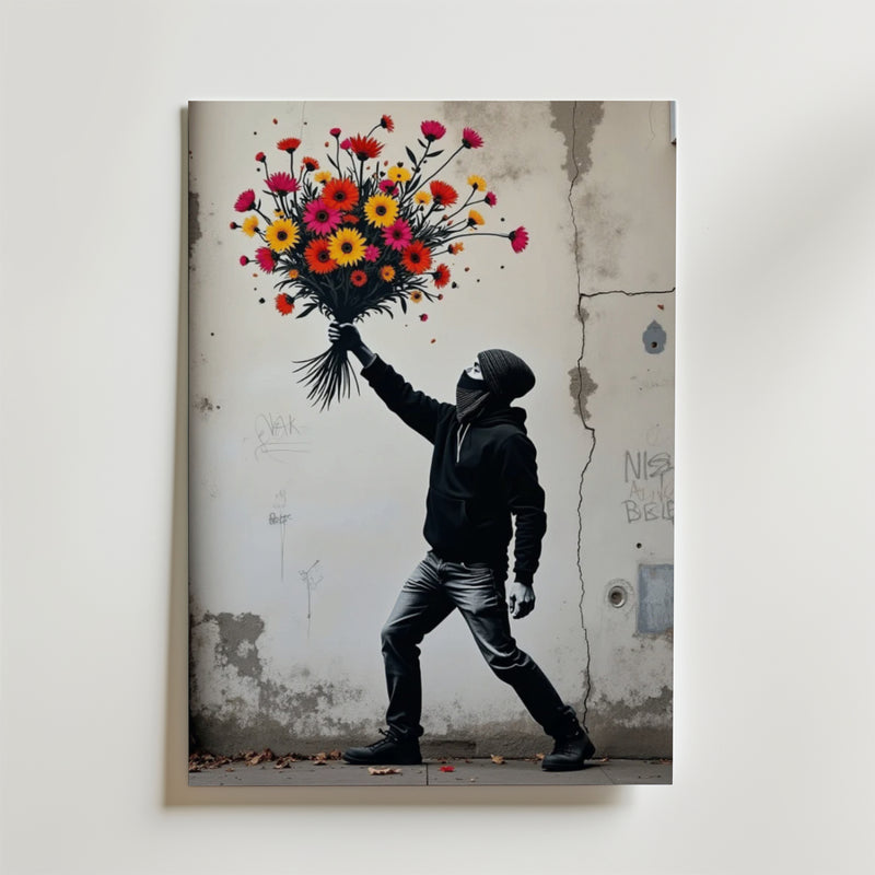En maskerad figur i svart huvtröja står vid en sprucken vägg, redo att kasta en färgglad bukett. Bozetto Flower Molotov Poster poppar med street art på premiumpapper med lyxig matt yta för en urban känsla.