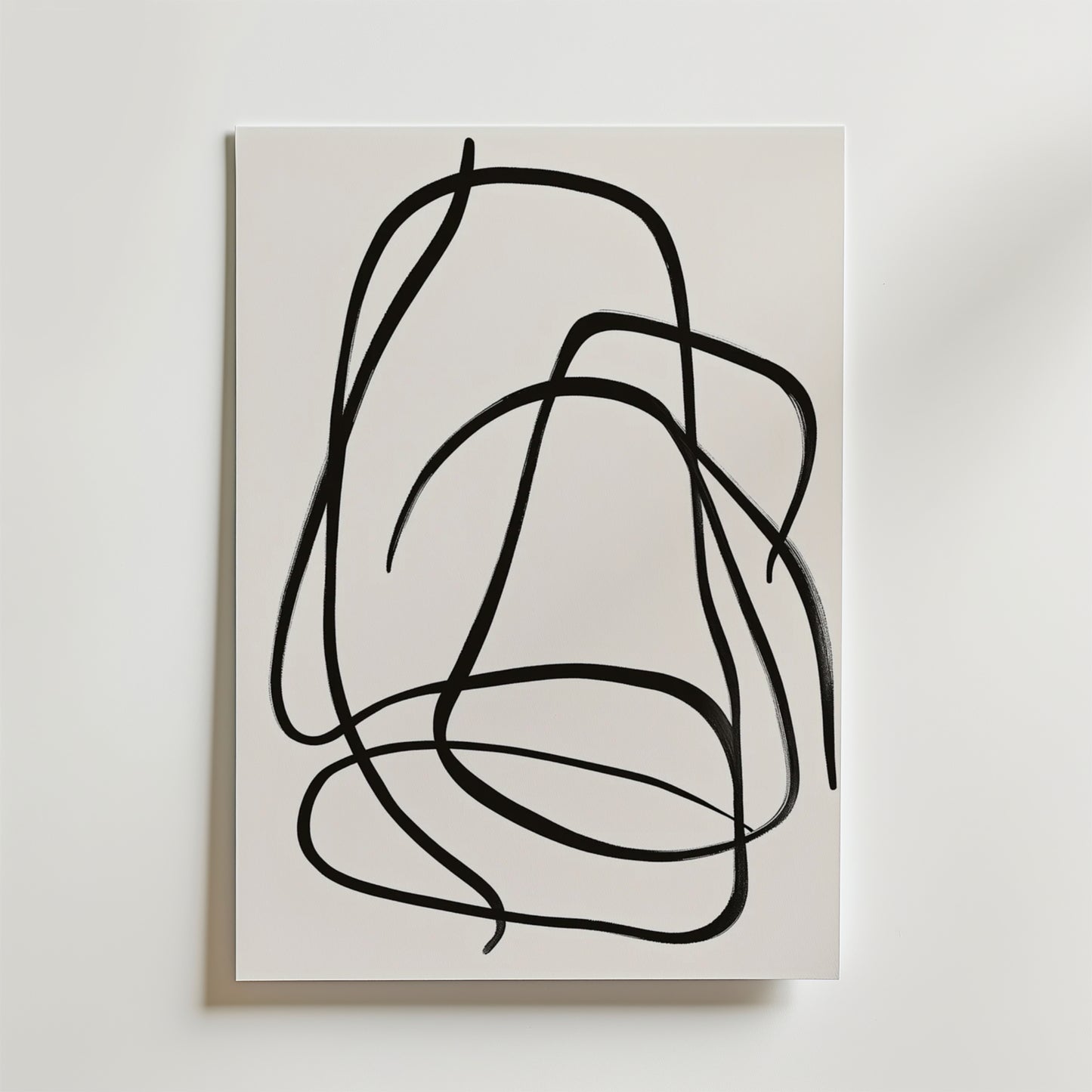 Bozetto's Fluid Lines Poster har djärva, svarta, kontinuerliga abstrakta linjer på en vit bakgrund, tryckt på premiumpapper för en raffinerad touch av konst och ser slående ut när den monteras på en ljus vägg.