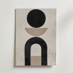 Bozetto Abstract Shapes No.3 Poster visar en svart cirkel över en taupe halvcirkel och en djärv svart båge på texturerat off-white premiumpapper. Geometriska former är symmetriskt arrangerade och skapar en balanserad minimalistisk estetik.