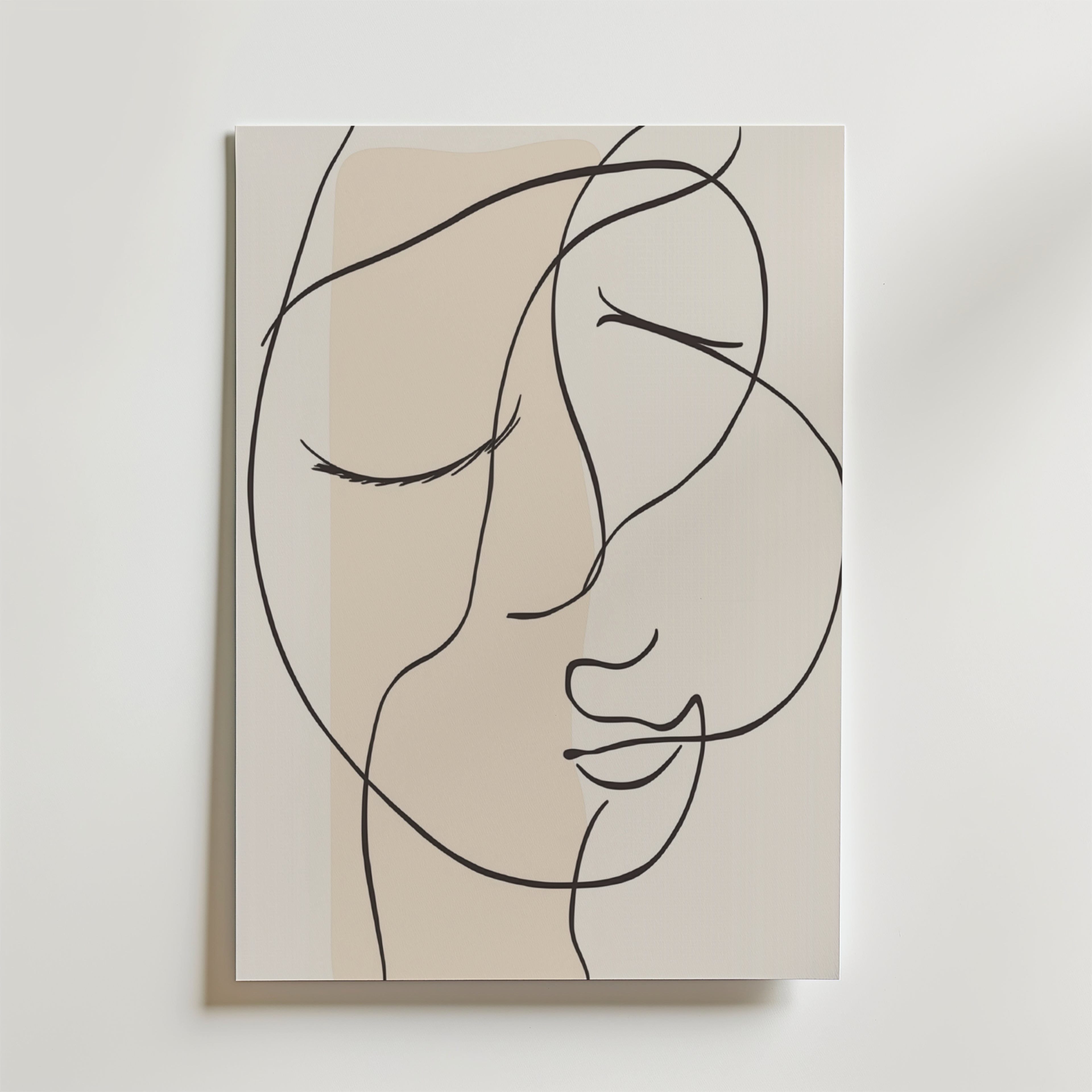 Bozetto Inner Serenity Poster har minimalistisk linjekonst av ett lugnt ansikte med slutna ögon på en ljusbeige bakgrund, tryckt på premiumpapper med överlappande svarta linjer för en lugn, abstrakt look.