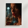 En kvinna med rött läppstift håller ett champagneglas nära läpparna och tittar in i kameran. Mjuka bokeh-ljus skapar en glamorös stämning - perfekt för Bozetto Champagne Moments Poster, tryckt på FSC-certifierat premiumpapper.
