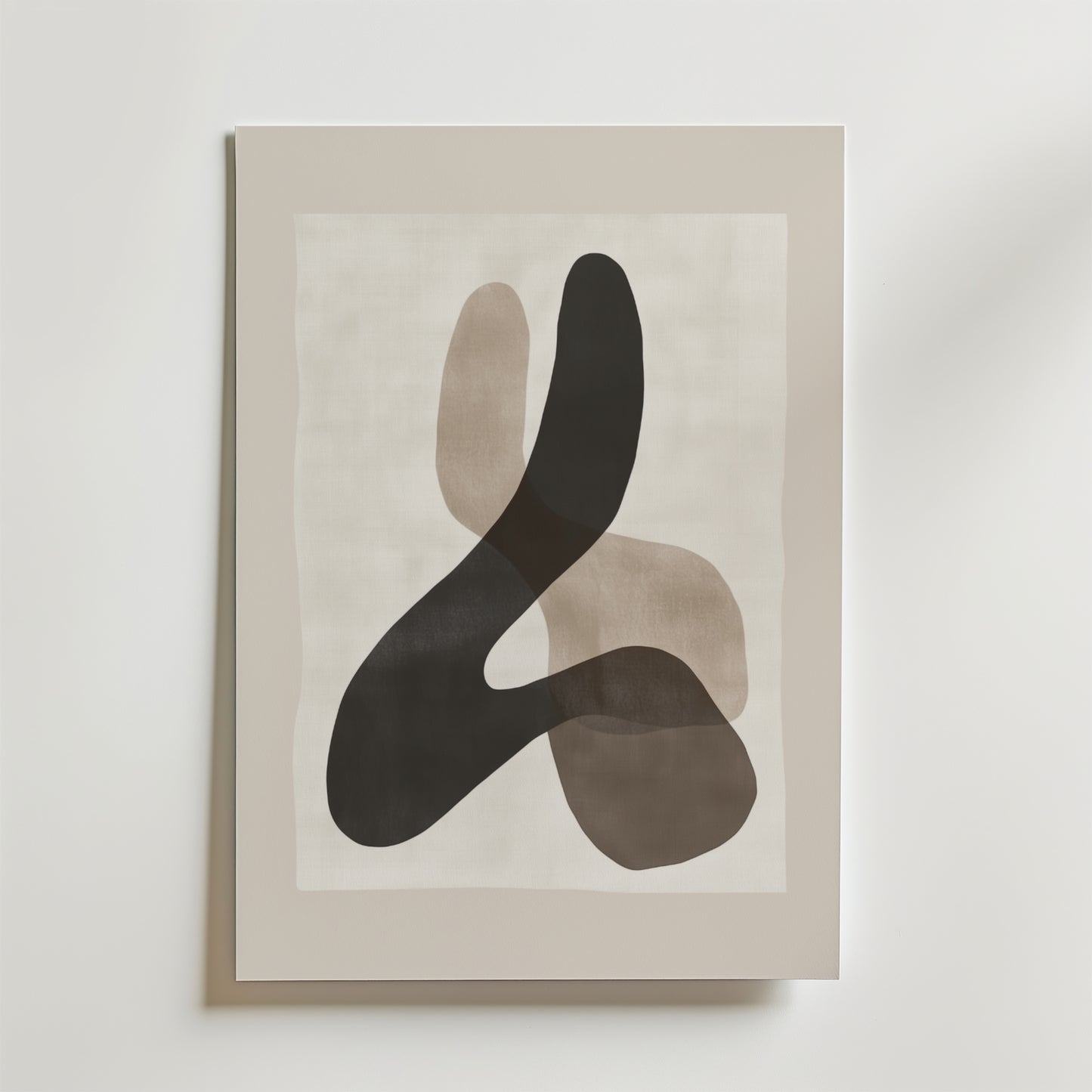 Bozetto's Soft Flow Poster har överlappande organiska former i beige, brunt och svart på en neutral bakgrund med matt finish, uppsatt på premiumpapper mot en vit vägg.