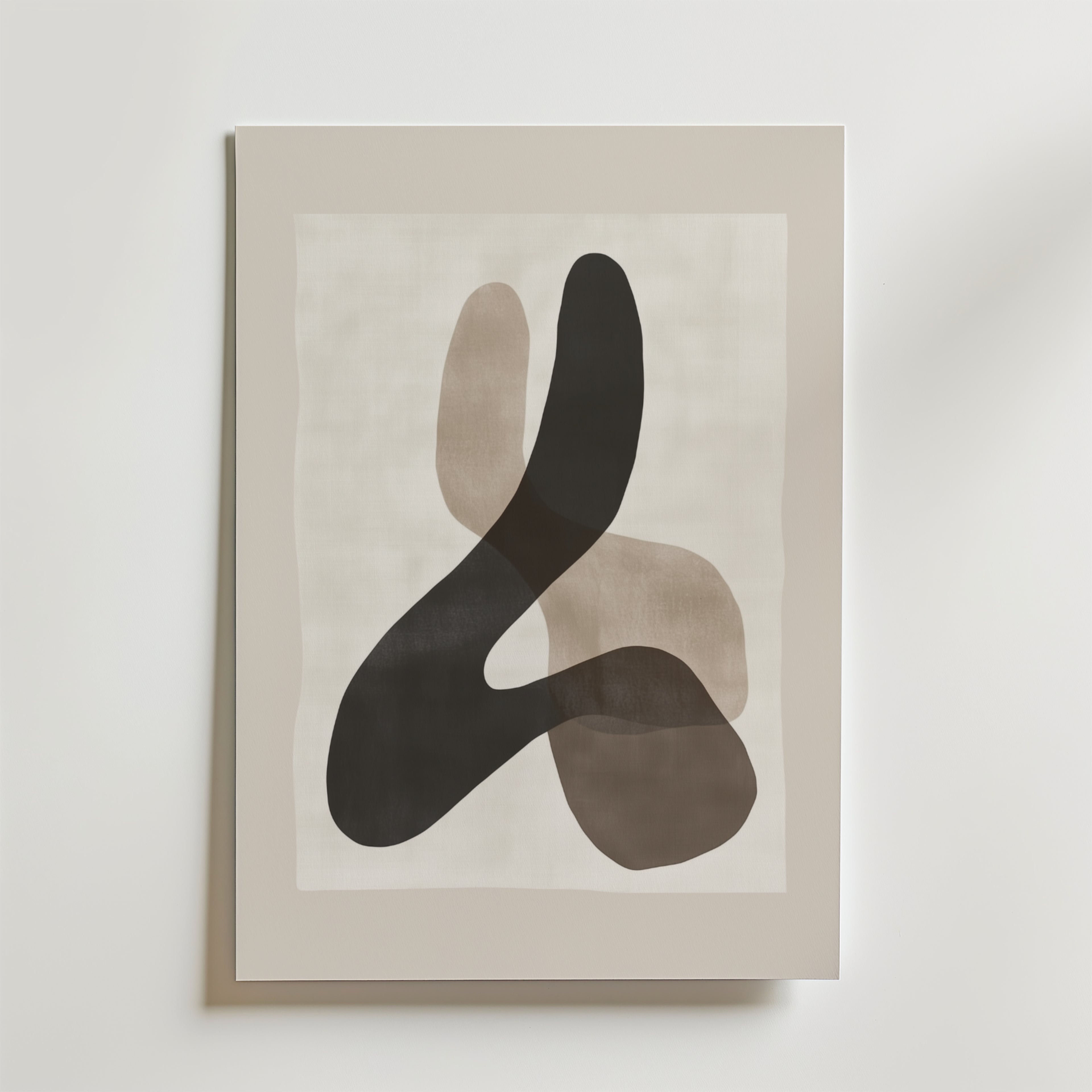 Bozetto's Soft Flow Poster har överlappande organiska former i beige, brunt och svart på en neutral bakgrund med matt finish, uppsatt på premiumpapper mot en vit vägg.