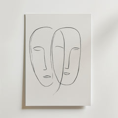 Bozetto Scandinavian Twin Faces Poster har en minimalistisk linjeteckning av två abstrakta, överlappande ansikten med slutna ögon på premiumpapper med en lyxig matt finish, mot en enfärgad bakgrund.