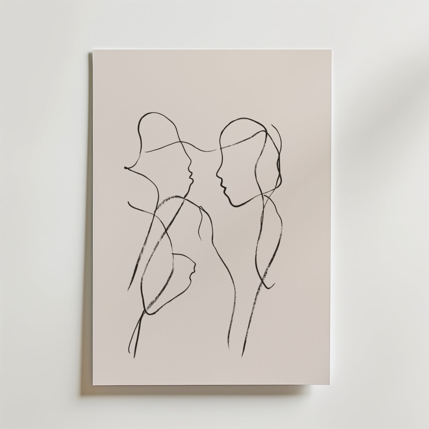 Bozettos Lineage Whispers Poster visar två abstrakta profiler i minimalistiska svarta linjer på premiumpapper med en lyxig matt finish, som blandar eleganta kurvor för en modern och sofistikerad look.