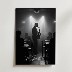 En svartvit Bozetto "The Jazz Club Poster" visar en saxofonist på scenen i en svagt upplyst jazzklubb, med silhuetter av publikmedlemmar framför och titeln längst ner, tryckt på premiumpapper.