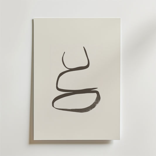 Postern Calm Balance Poster från Bozetto visar ett djärvt, abstrakt svart penseldrag som bildar två slingor på en vit canvas. Affischen är tryckt på premiumpapper och ger harmonisk inredning och elegans till alla utrymmen med sin minimalistiska design.
