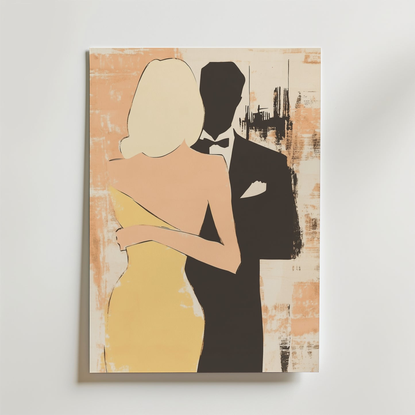 Ett minimalistiskt Bozetto konstverk av en kvinna i gul klänning och en man i kostym som omfamnar varandra mot en abstrakt beige-peach stadssiluett - The First Dance Poster, tryckt på premiumpapper.