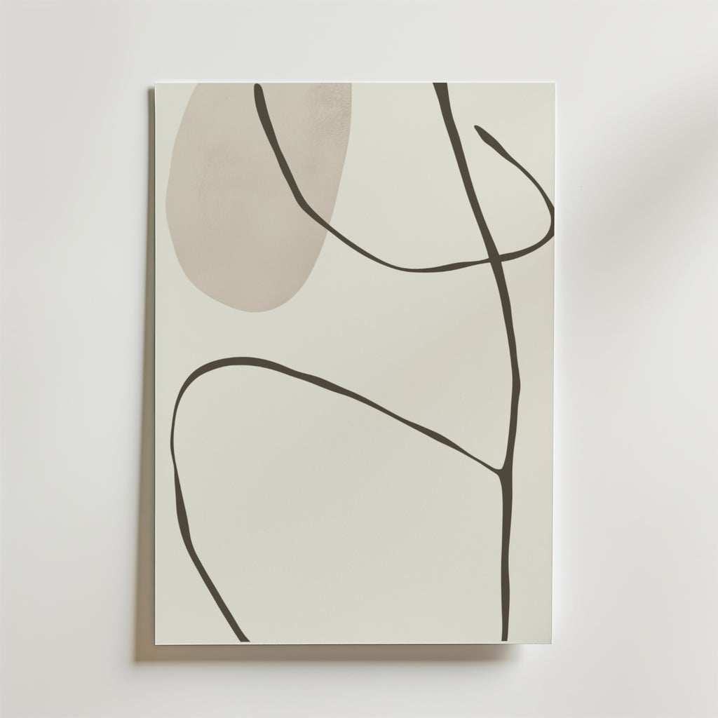 Bozetto Flow of Silence Poster har en beige organisk form och tunna, flytande svarta linjer på premium FSC-certifierat papper - perfekt för att skapa en harmonisk atmosfär i ditt hem.