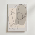 Beige Abstract Face Silhouette Poster från Bozetto har minimalistisk linjekonst på vit canvas med mjuka beige och grå toner. Postern är tryckt på premiumpapper och tillför subtil elegans och en modern touch till alla rum.