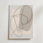 Beige Abstract Face Silhouette Poster från Bozetto har minimalistisk linjekonst på vit canvas med mjuka beige och grå toner. Postern är tryckt på premiumpapper och tillför subtil elegans och en modern touch till alla rum.