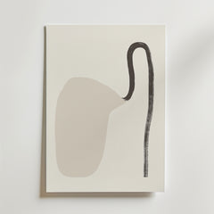 Postern Soft Flow från Bozetto visar minimalistisk abstrakt konst på matt premiumpapper, med en stor oregelbunden beige form till vänster som är kopplad till en djärv svart linje mot en vit bakgrund.