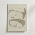 Bozetto Fluid Motion Poster visar två stora, överlappande bruna slingor på en ljusbeige bakgrund, tryckt på premiumpapper med en lyxig matt finish för en elegant, minimalistisk abstrakt look.