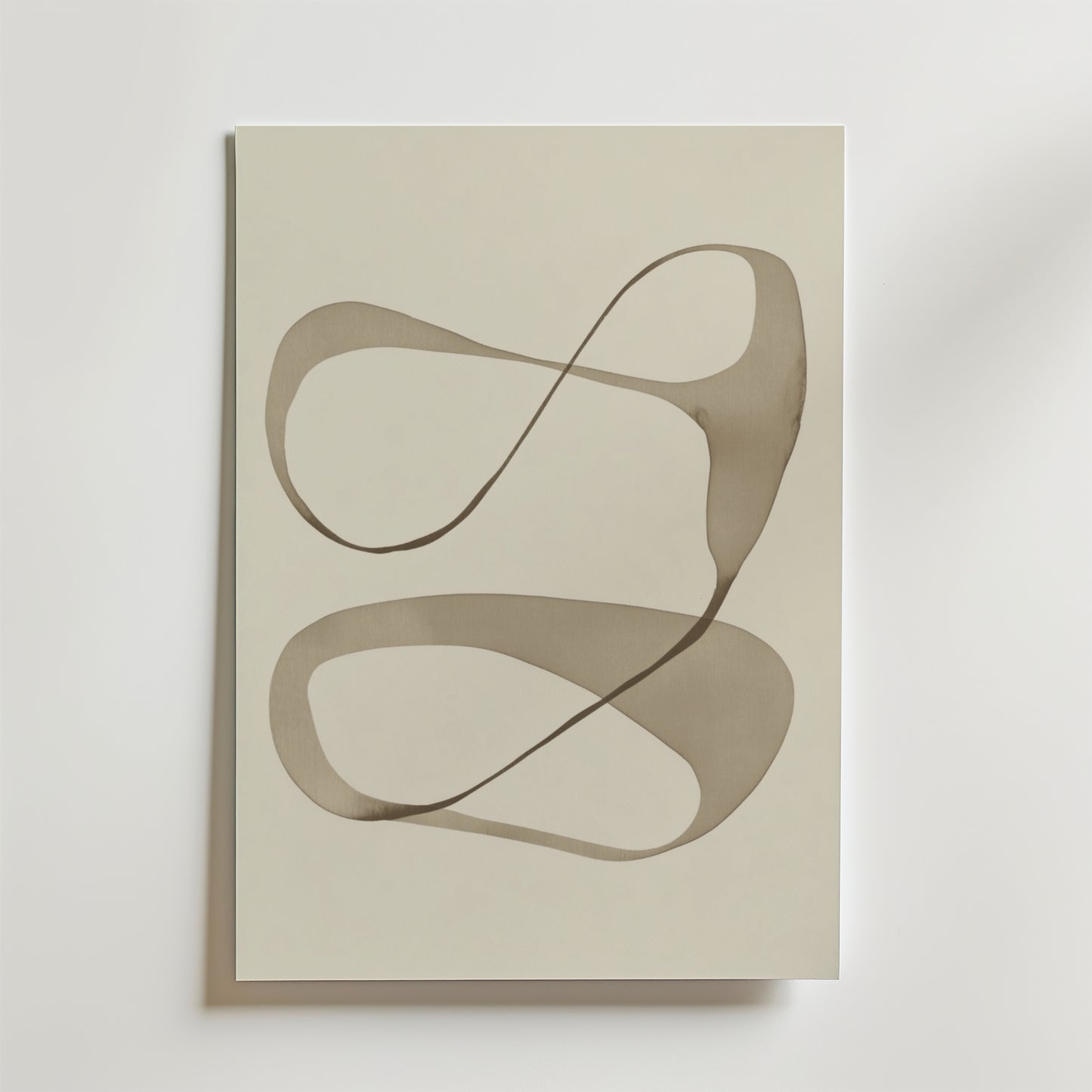 Bozetto Fluid Motion Poster visar två stora, överlappande bruna slingor på en ljusbeige bakgrund, tryckt på premiumpapper med en lyxig matt finish för en elegant, minimalistisk abstrakt look.