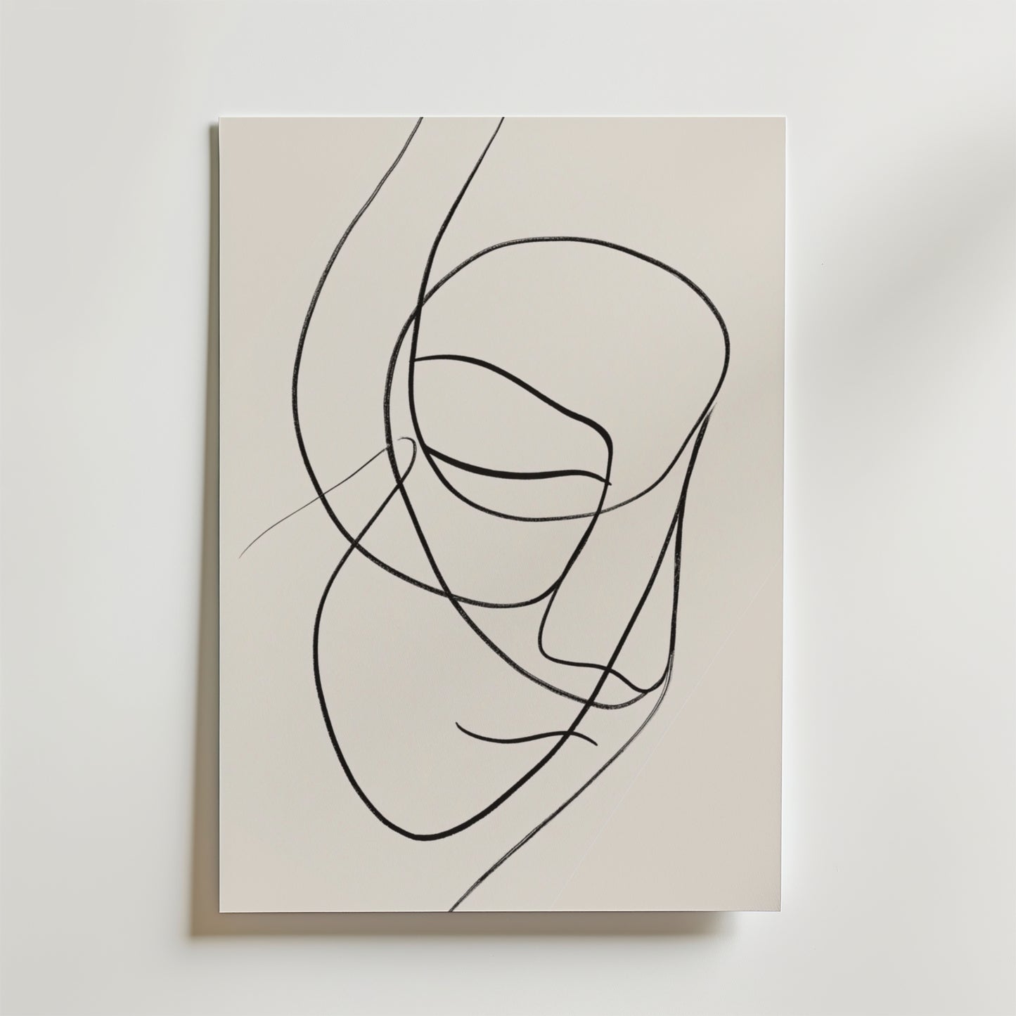 Contemplation Flow Poster från Bozetto visar en minimalistisk linjeteckning av ett ansikte på premiumpapper, med abstrakta kontinuerliga svarta linjer som bildar slutna ögon, näsa och läppar - vilket framkallar lugn i alla utrymmen.