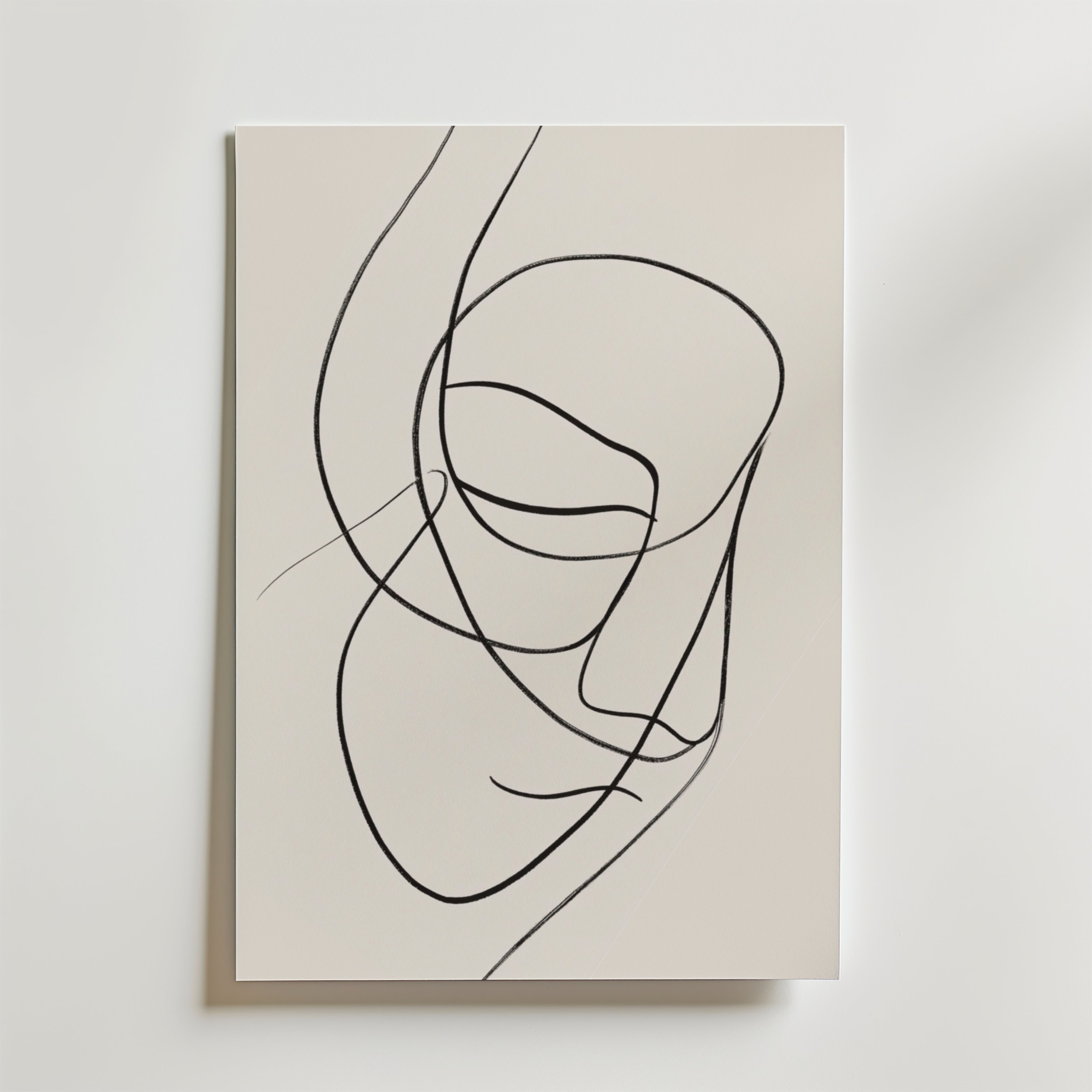 Contemplation Flow Poster från Bozetto visar en minimalistisk linjeteckning av ett ansikte på premiumpapper, med abstrakta kontinuerliga svarta linjer som bildar slutna ögon, näsa och läppar - vilket framkallar lugn i alla utrymmen.