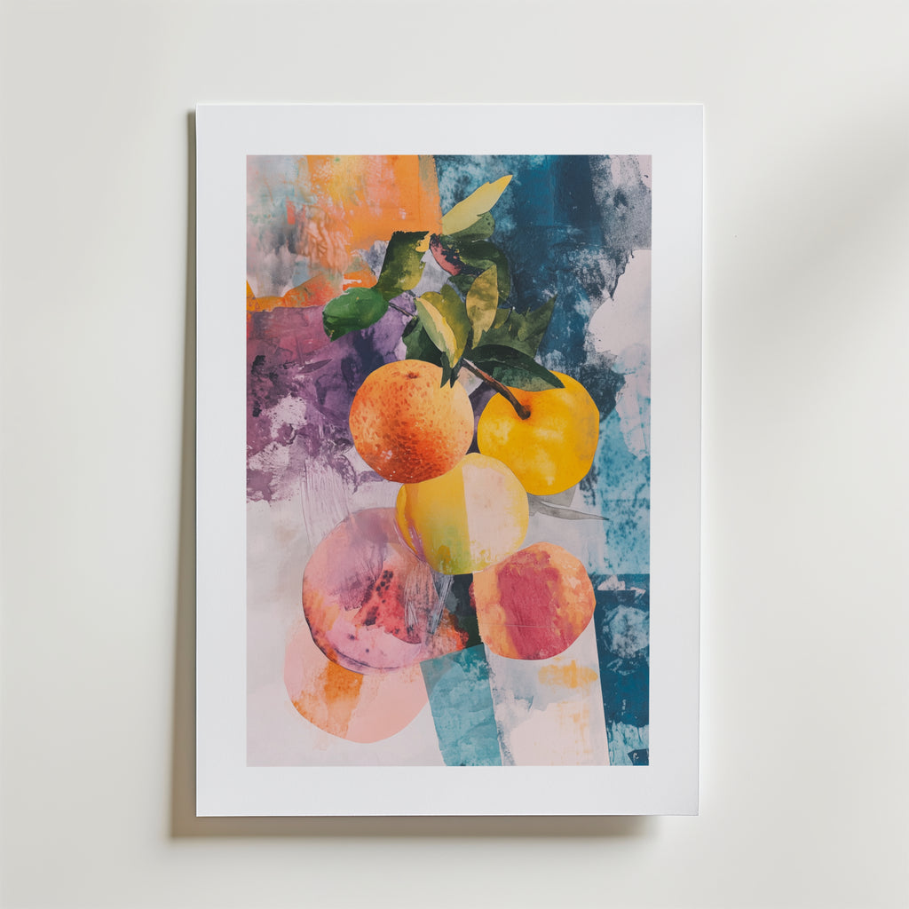 Abstrakt Harvest Poster från Bozetto visar apelsiner och persikor med blad på en texturerad blå, orange, lila och rosa bakgrund. Affischen är tryckt på premiumpapper med en lyxigt matt yta och visas på en vit yta.