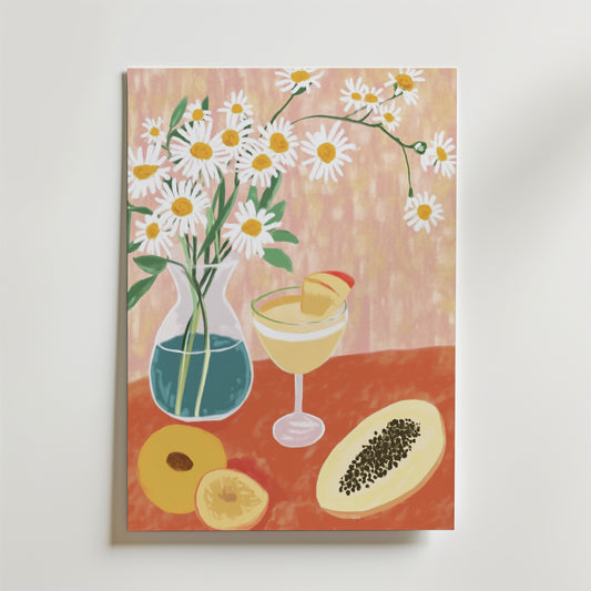 Bozetto Tropical Blossom Poster föreställer vita prästkragar i en blå vas, fruktcocktails, persika och papaya på ett rödorange bord mot mjukt rosa tryckt på premiumpapper med en elegant matt yta.