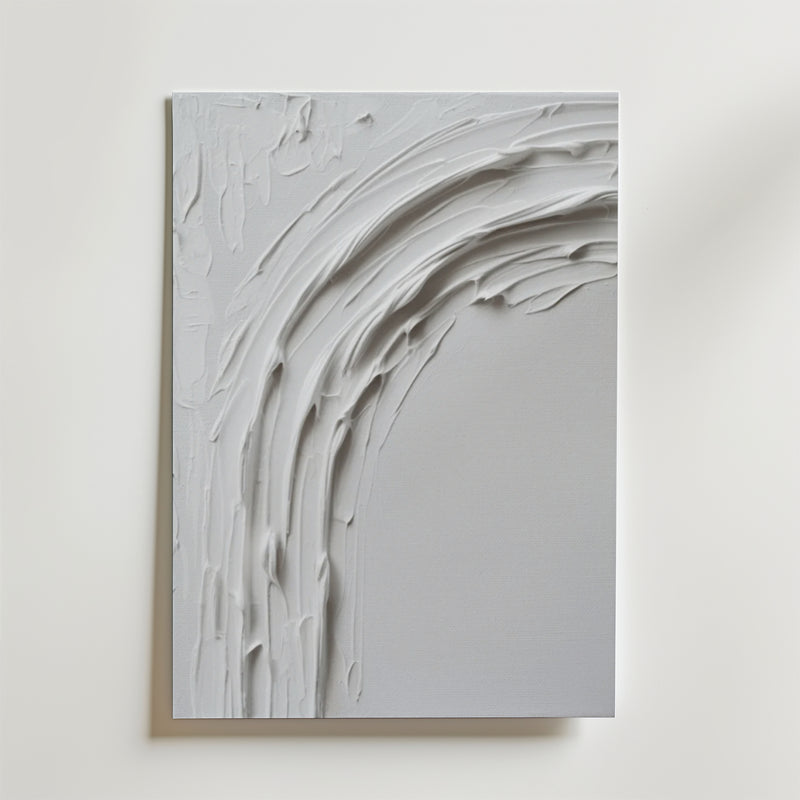 Abstract White Movement No.2 Poster by Bozetto har en lyxigt matt yta med böjda, upphöjda linjer av tjock vit färg som sveper diagonalt och skapar ett minimalistiskt och strukturerat abstrakt mönster.