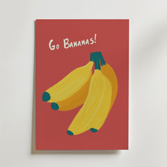 Go Bananas Poster från Bozetto har tre bananer med gröna toppar på en röd bakgrund, lekfull "Go Bananas!"-text i vitt och är tryckt på högkvalitativt premiumpapper för unik väggkonst.