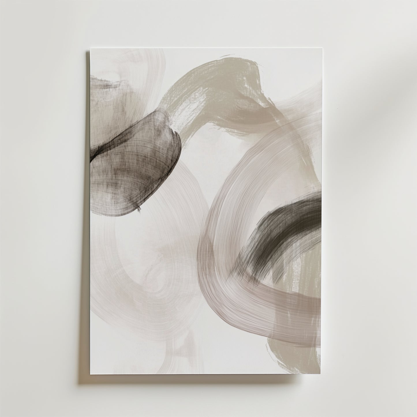 Neutral Strokes Poster från Bozetto har abstrakta, svepande penseldrag i mjuka neutrala toner på premiumpapper, som visas på en matt yta för ett flödande, organiskt utseende.