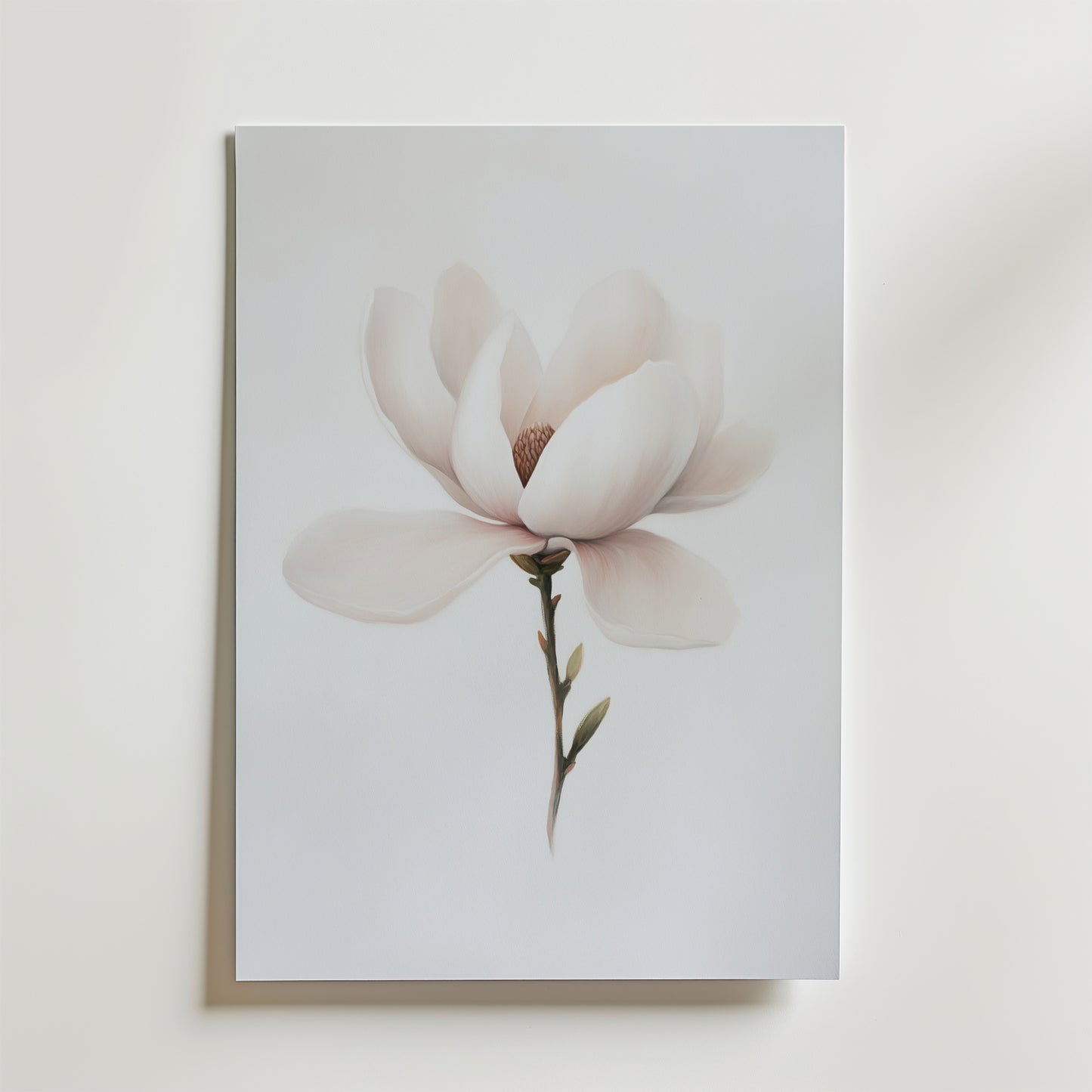 Bozettos minimalistiska magnolia Poster visar en magnolia med mjuka vita kronblad och gröna blad på en ljus bakgrund, tryckt på premiumpapper för en raffinerad touch - perfekt för inredning.