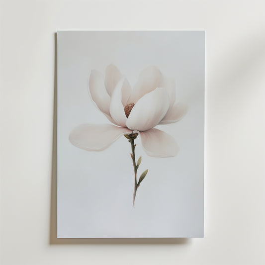 Bozettos minimalistiska magnolia Poster visar en magnolia med mjuka vita kronblad och gröna blad på en ljus bakgrund, tryckt på premiumpapper för en raffinerad touch - perfekt för inredning.