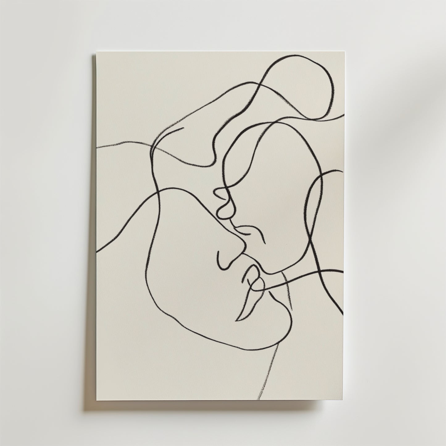 Bozetto One Line Kiss Poster visar två ansikten som rör vid varandra, avbildade i minimalistiska svarta linjer på vitt. Det här eleganta, miljövänliga konstverket är tryckt på FSC-certifierat premiumpapper och ger en modern touch till alla utrymmen.