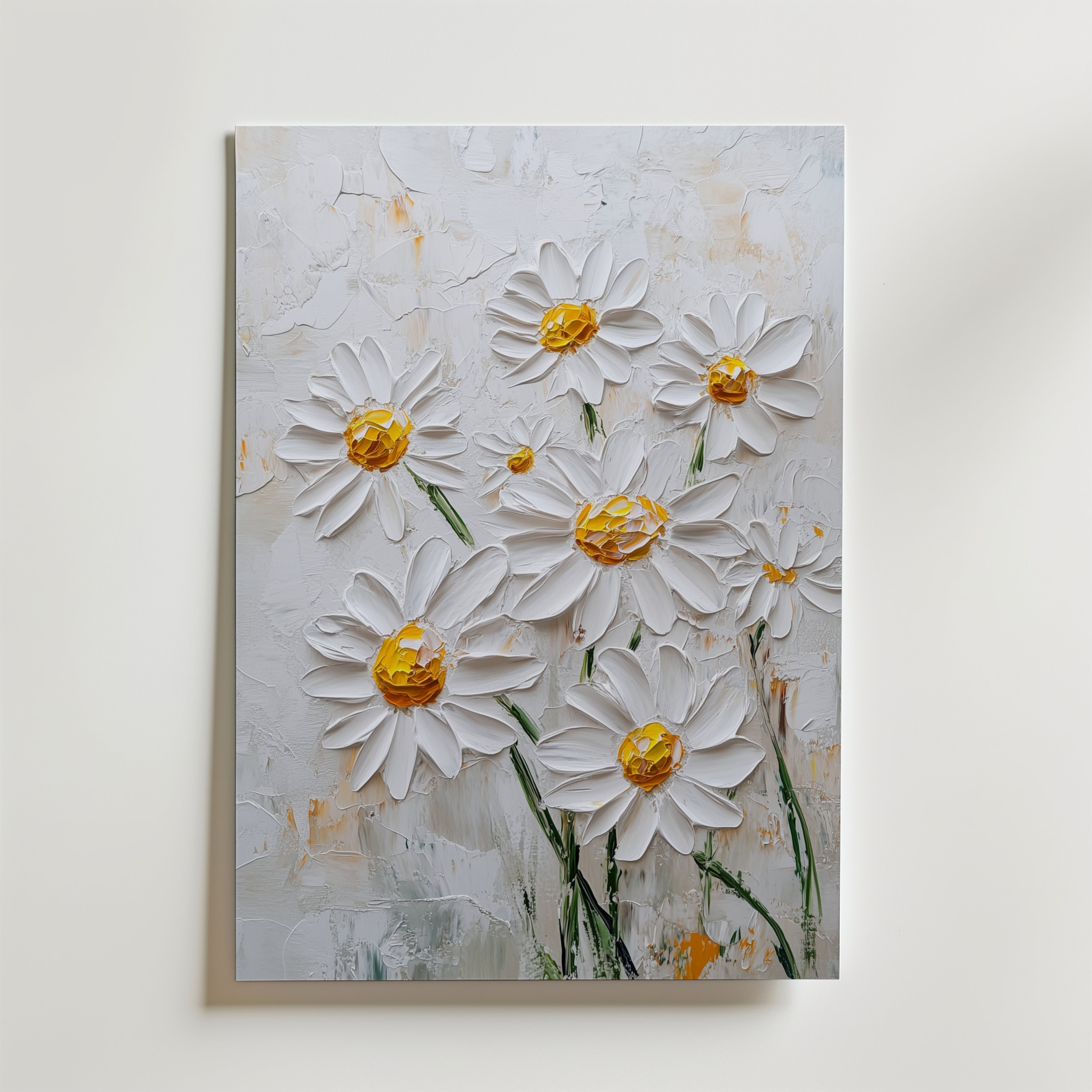 Bozetto Daisy Dreams Poster visar ett blommönster av vita prästkragar med gul mitt på en ljus, abstrakt bakgrund. Tjockt målade kronblad ger textur, allt tryckt på FSC-certifierat premiumpapper.