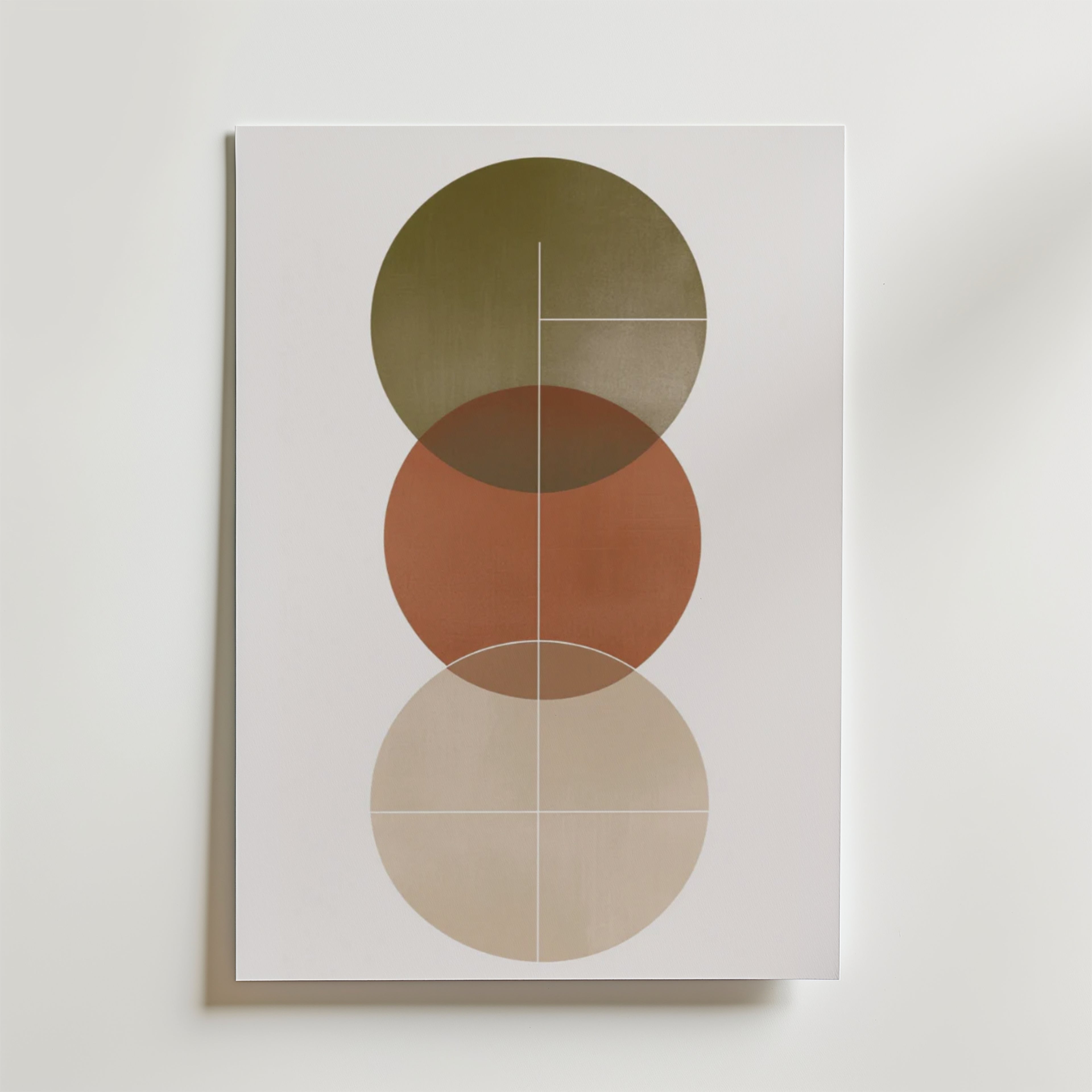 Bozetto Abstract Round Shapes Poster föreställer tre överlappande cirklar i olivgrönt, rost och beige med tunna vita linjer på en vit bakgrund, tryckt på premiumpapper för en lyxig matt finish.