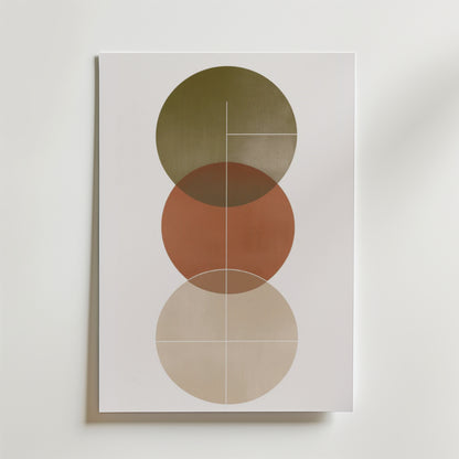 Bozetto Abstract Round Shapes Poster föreställer tre överlappande cirklar i olivgrönt, rost och beige med tunna vita linjer på en vit bakgrund, tryckt på premiumpapper för en lyxig matt finish.