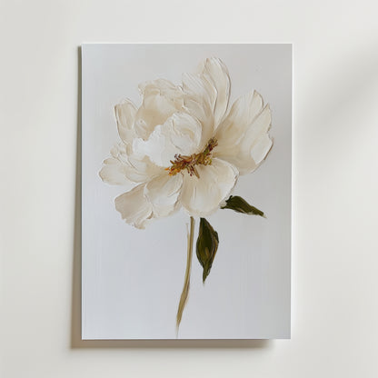Elegant white floral oil painting Poster" från Bozetto föreställer en ensam pion med gröna blad på en ljus bakgrund, tryckt vertikalt på FSC-certifierat premiumpapper och uppsatt på en vit vägg.