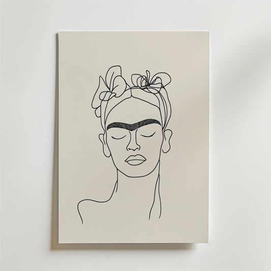 Bozetto Frida Inspired Line Art No.2 Poster föreställer en kvinna med blommor i håret och djärva ögonbryn, ritad på cremefärgat premiumpapper mot en ljus bakgrund.