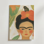 En illustration av Frida Kahlo med tjocka ögonbryn, röda örhängen, en stor orange blomma och en liten groda på huvudet, mot en livlig blommig bakgrund - perfekt som "Frida Kahlo With a Frog Poster" från Bozetto.