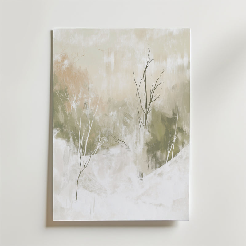 Abstrakt Winter Silence Poster från Bozetto har ett minimalistiskt vinterlandskap med kala träd och mjuka beige, gröna och vita toner som framkallar lugn och ro. Postern är tryckt på premiumpapper och för tankarna till snö och mjuka kullar.