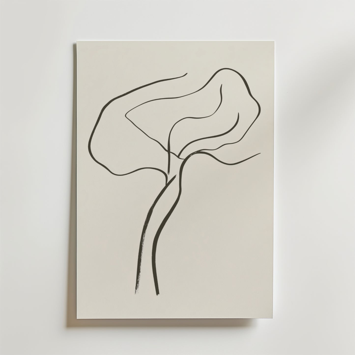 Bozetto Dancing Tree Line Poster har en minimalistisk svart linjeteckning av ett stiliserat träd på vitt FSC-certifierat premiumpapper, perfekt för elegant inredning. Enkla kurvor formar stammen och grenarna för en modern touch.