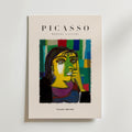 Affischen Bozetto Picasso Vibrant Femme Portrait Poster visar en kvinnoporträtt i Picassostil med geometriska former och starka färger, med titeln Artwork Collection, som utstrålar konstnärlig energi på en ljus bakgrund.