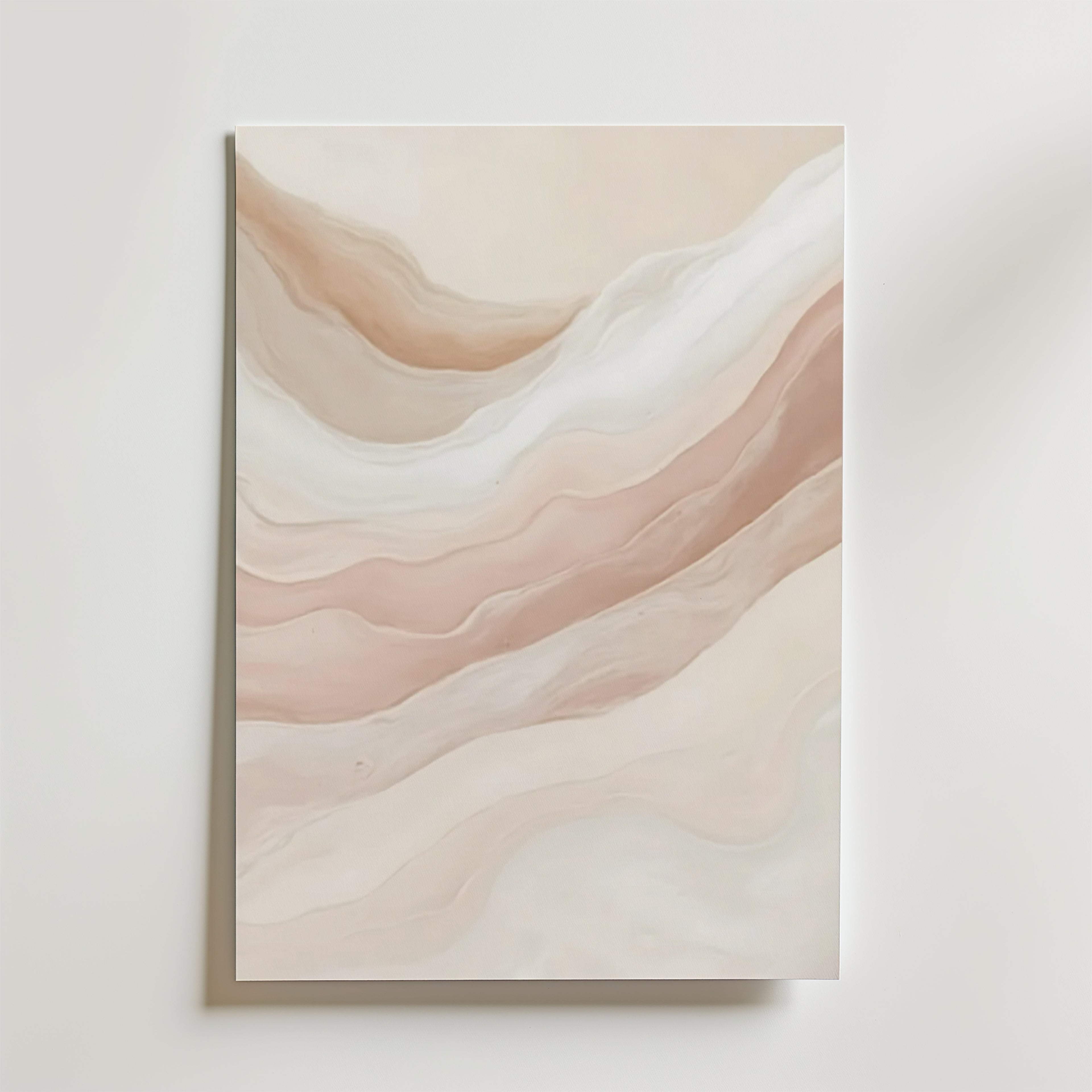 Bozetto Abstract Mountain Poster visar flödande, skiktade vågor i mjuka, neutrala toner på FSC-certifierat premiumpapper med en lyxigt matt yta, vilket skapar ett lugnande, organiskt mönster mot en vit bakgrund.