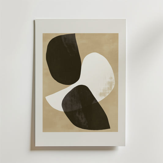 Bozetto's Minimal Abstract Shapes Poster visar tre organiska, överlappande former - två mörkbruna och en vit - på en ljusbeige bakgrund med en vit matta. Denna minimalistiska design är perfekt för att förbättra moderna utrymmen.