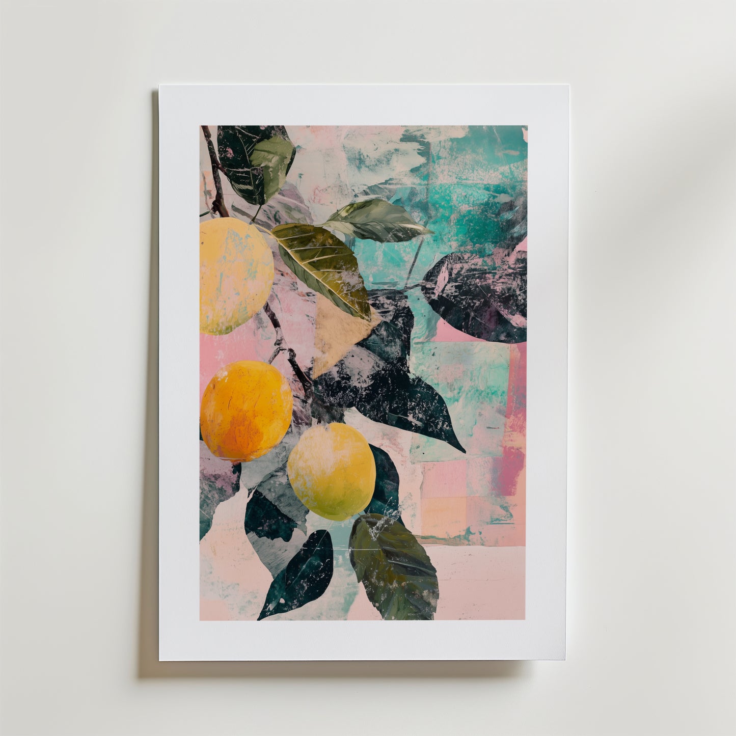 Postern Lemon Garden Poster från Bozetto visar citroner och gröna blad på en pastellrosa, teal och vit bakgrund, tryckt på FSC-certifierat premiumpapper med en elegant matt finish.