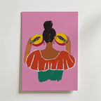 Bozetto "Tropical Papaya Girl Poster" visar en kvinna med mörk hårknut, sedd bakifrån i en röd topp med axelband, som håller papayahalvor i öronen mot en djärvt rosa bakgrund - tryckt på premiumpapper.
