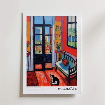 Bozettos L'Atelier Rouge inspirerade Matisse Poster fångar fransk elegans: ett solbelyst rum med svarta franska dörrar, blå bänk, röd kudde, krukväxter och en svartvit katt - som utstrålar konstnärlig frihet.