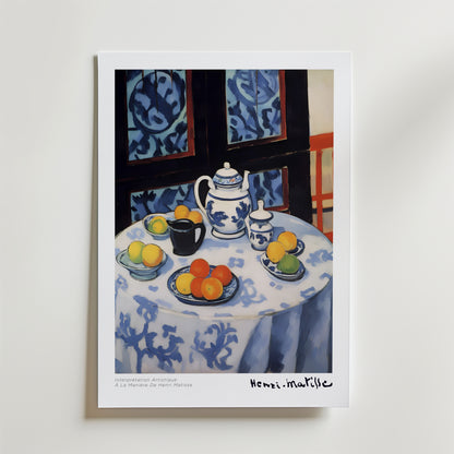 Thé et L'ombre Matisse Poster by Bozetto föreställer ett bord med en blåvit tekanna, koppar, frukt och duk framför ett mörkt fönster med en blåmönstrad gardin, tryckt på FSC-certifierat premiumpapper för en högkvalitativ finish.