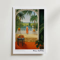 L'Été Intérieur Matisse Poster by Bozetto föreställer en kvinna i orange klänning på en balkong med en grönskande trädgård, palmer och frukt, tryckt på FSC-certifierat premiumpapper för en högkvalitativ finish.