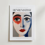 Le Portrait Abstrait Matisse Poster" från Bozetto har djärva röda och blå penseldrag i ett Matisse-inspirerat abstrakt porträtt, tryckt på FSC-certifierat premiumpapper för en högkvalitativ finish, med titeln högst upp.